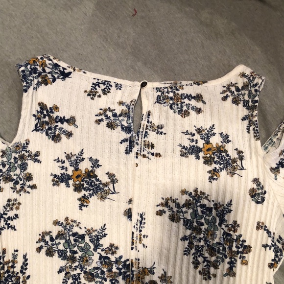 EUC Lucky Brand Cold shoulder Cream w blue flowers Size Small - Picture 5 of 6